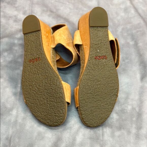 Taos Footwear Tan and Gold Sandals with Ankle Strap - Picture 7 of 7